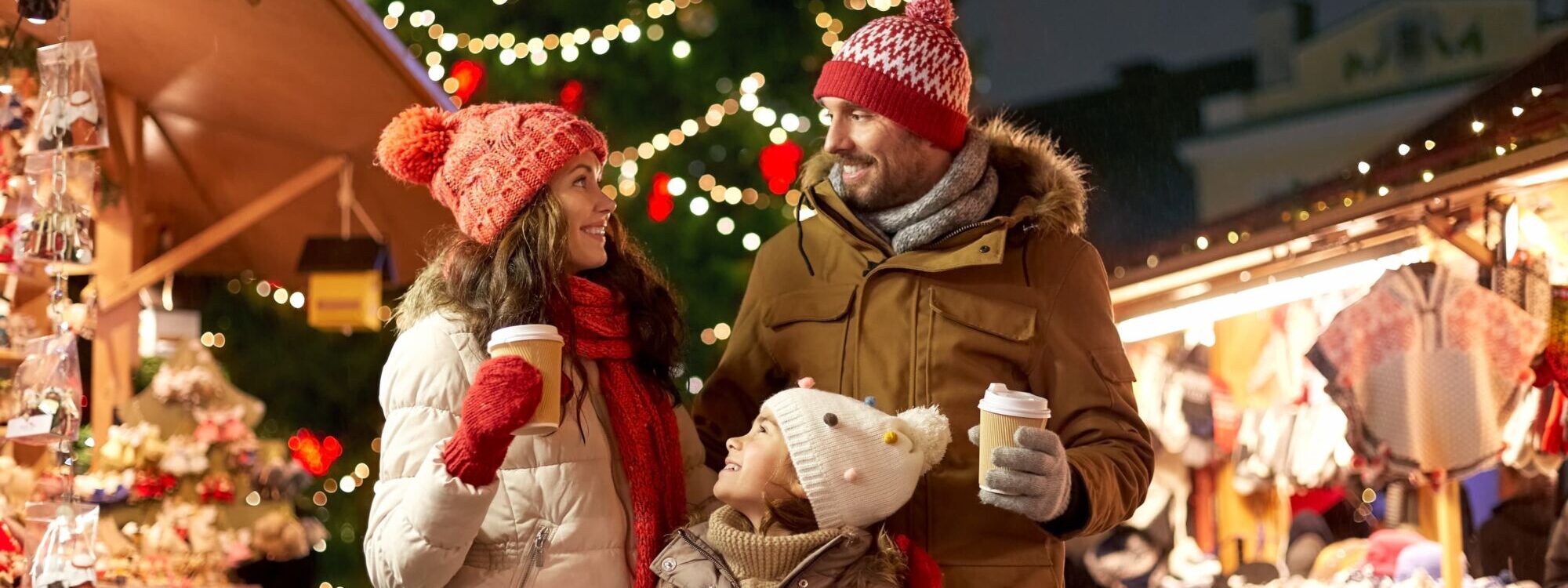 ADOBESTOCK_376866538 2000X750 | A la fontaine fleurie Pourquoi visiter les marchés de Noël locaux ? Raon-l'Étape